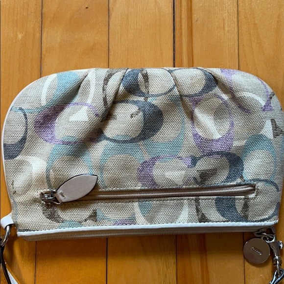 Gorgeous Coach Carry all wallet - Picture 5 of 9